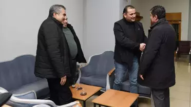 Başkan Kasap esnaf ve vatandaşlarla sohbet ederken