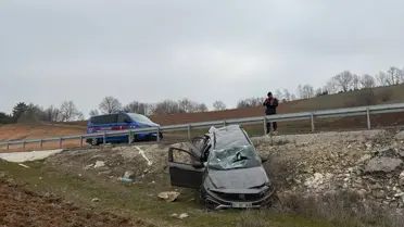 Kaza yerinde polis ekipleri ve araçlar