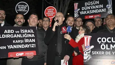 Protestoda kullanılan pankartlar ve kalabalık
