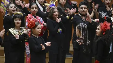 Sahnedeki çocuk korosu