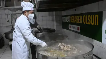 İftar dağıtımında gönüllüler