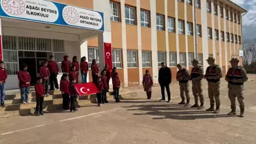 Jandarma ekibi öğrencileri ziyaret ederken