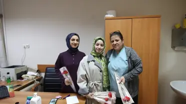 Sağlık çalışanlarına takdim edilen karanfil