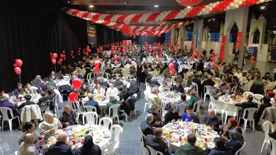 Mansur Yavaş ve katılımcılar iftarda