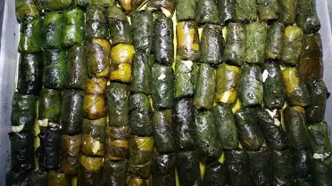 Tabakta sunulmuş Bayburt lor dolması