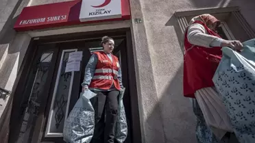 Kızılay gönüllüsü paket hazırlıyor