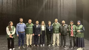 Söyleşideki oyuncuların sahne görüntüsü