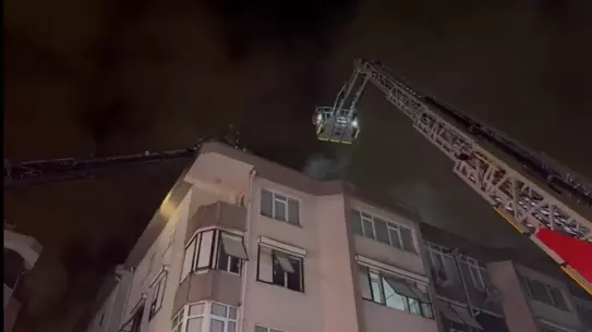 Yangının kontrol altına alındığı çatı katı