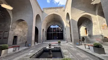 Şifahanenin iç mekanları ve eğitim salonu