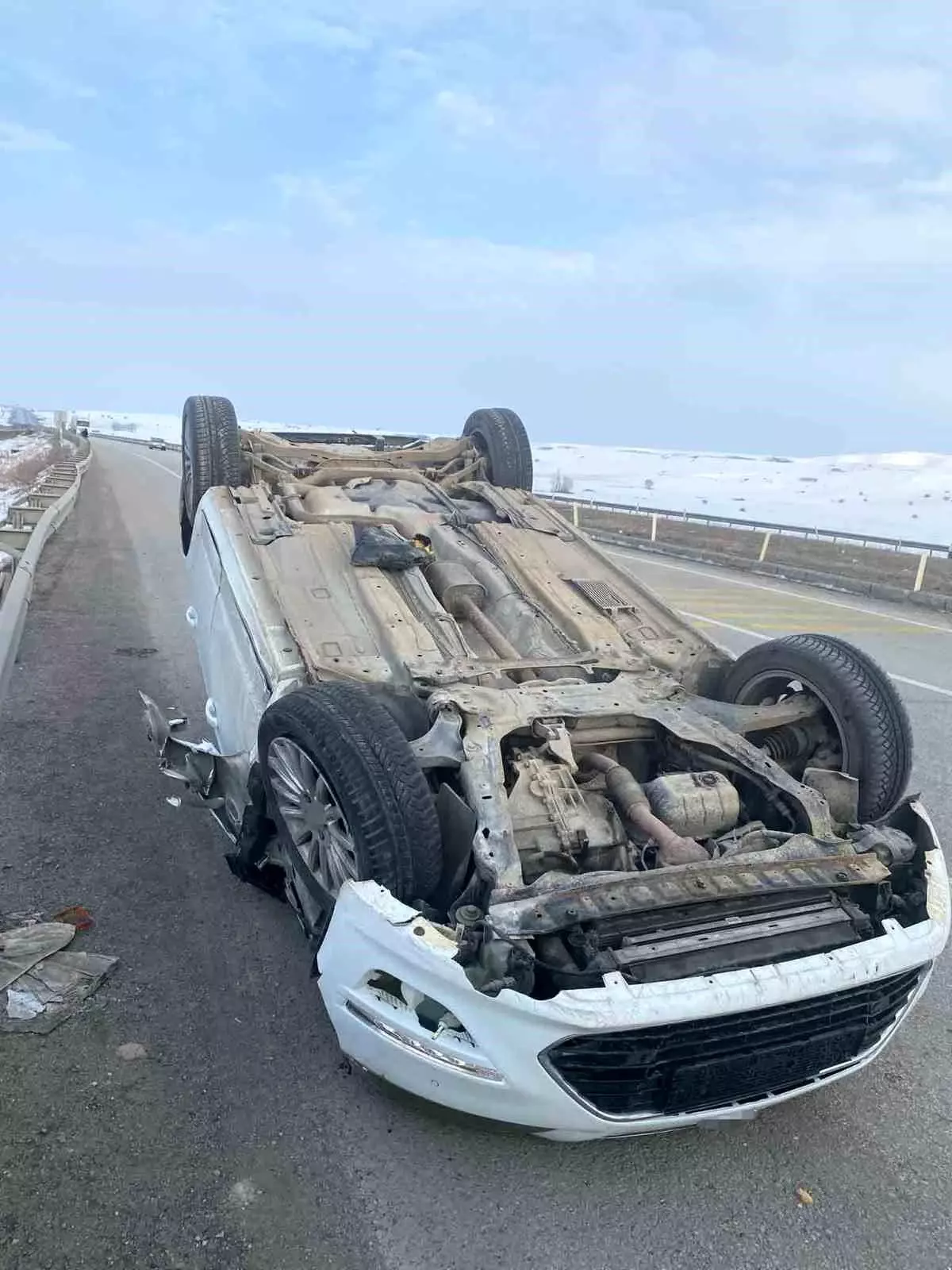 Aşkale'de otomobil takla attı: Sürücü ve eşi hafif yaralı