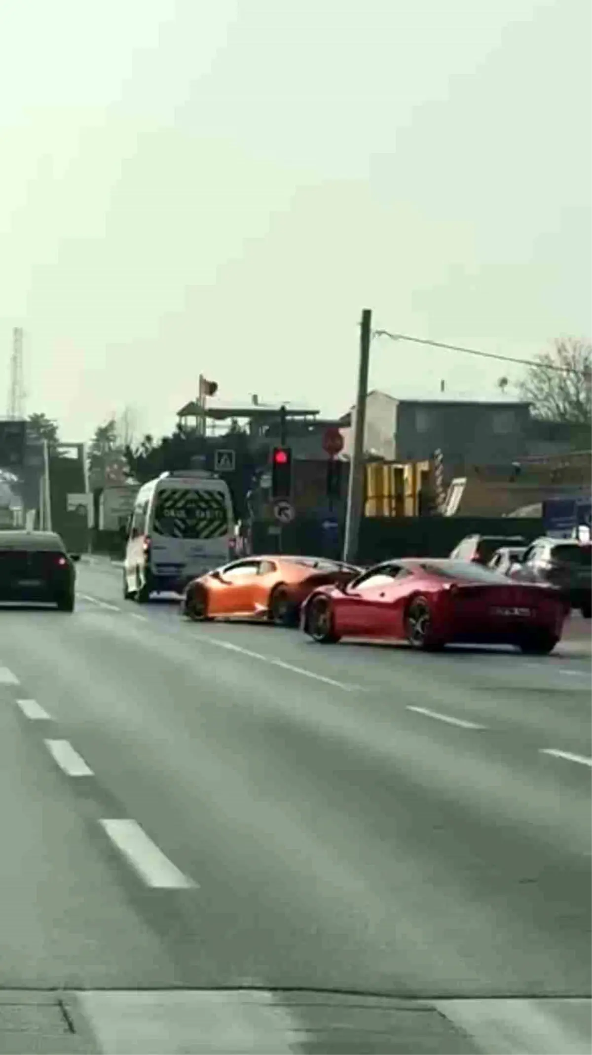 Bursa’da Lüks Arabalar Trafik Kurallarını İhlal Etti: Şerit Değiştirirken Kırmızı Işığa Geçti