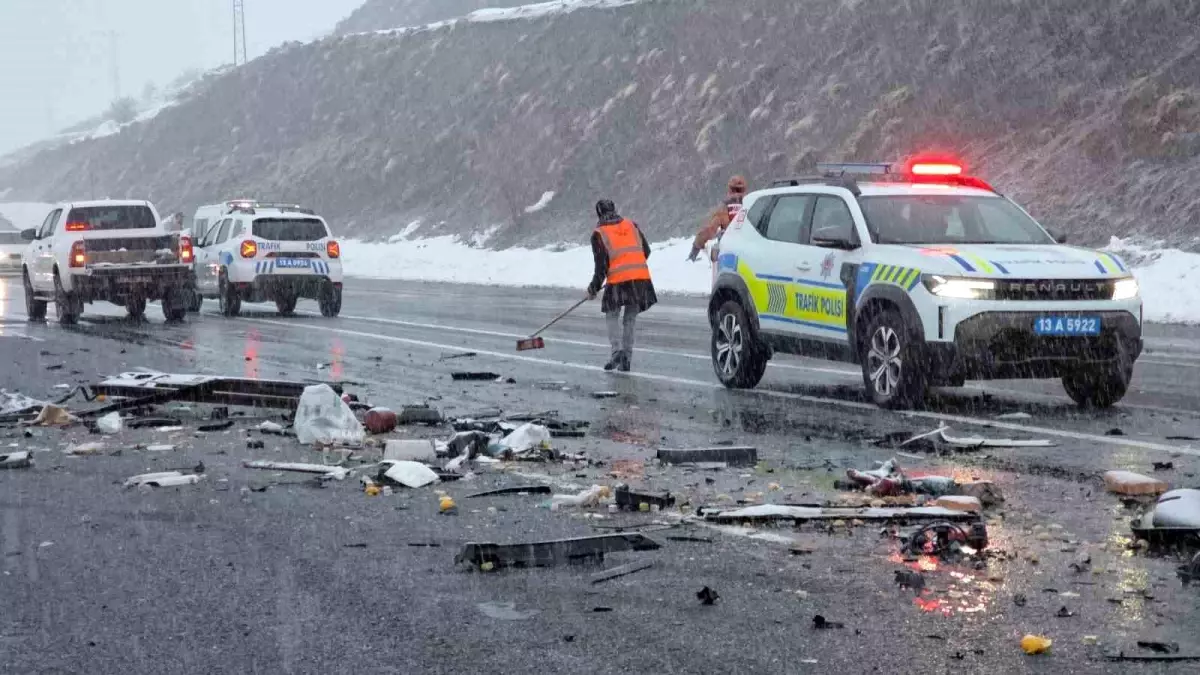 Bitlis‑Van Karayolunda Tır ve Otomobil Çarpışması: Çift Hayatını Kaybetti