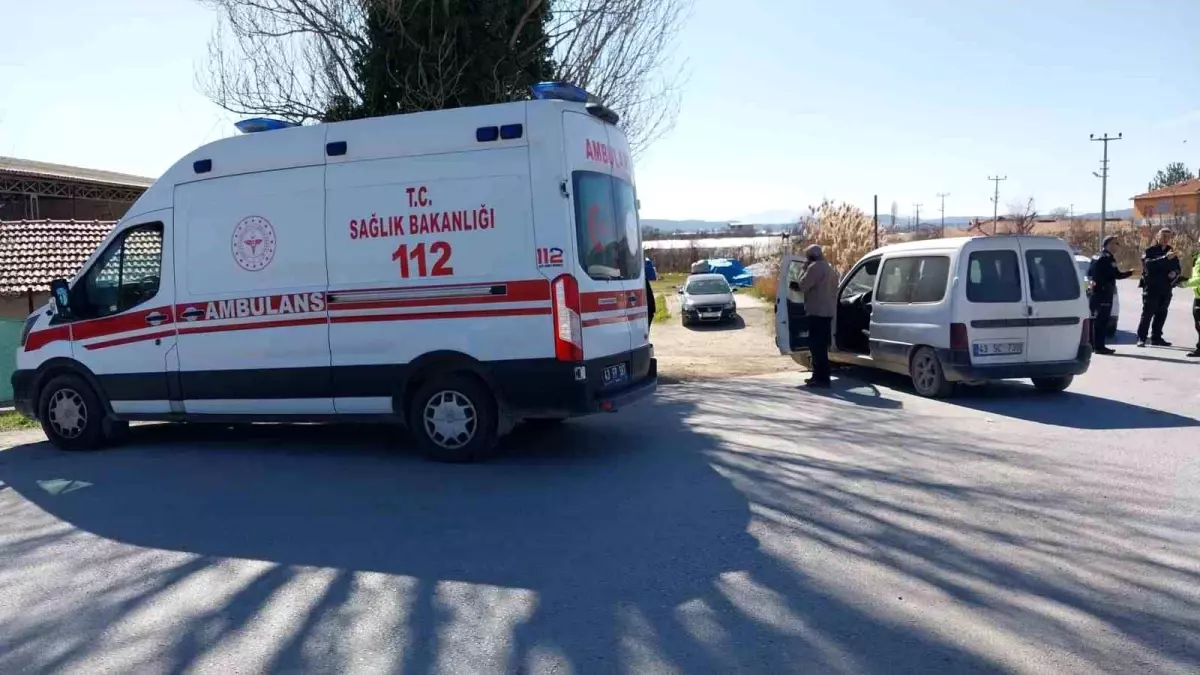 Kütahya Tavşanlı’da Otomobil ve Motosiklet Çarpıştı: Çocuk da Dahil 2 Yaralı