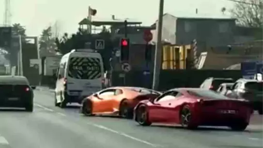 Kırmızı ışıkta geçen lüks otomobiller