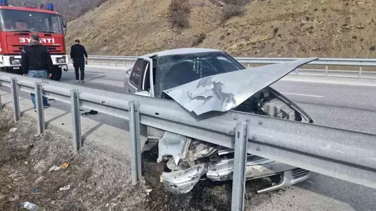 Çorum’da demir bariyerlere çarpan otomobil