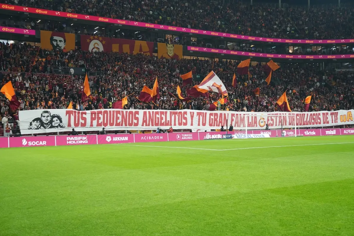 Galatasaraylı Taraftarlar Lucas Torreira'ye Destek Pankartı Hazırladı