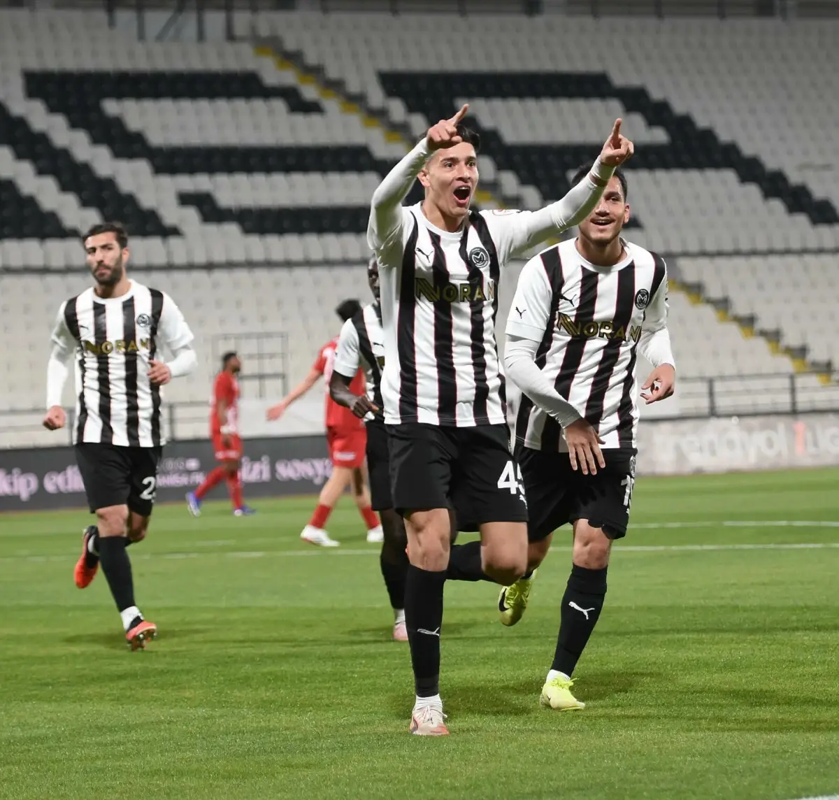 Manisa FK, Amed Sportif'e Konuk Oluyor: Zorlu Deplasmanda Şansını Deneyecek