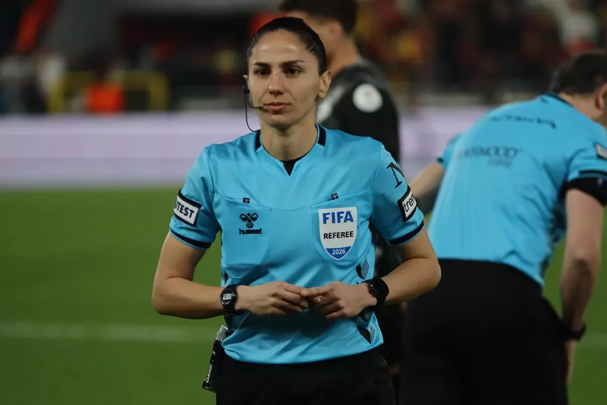 22 Yıllık Bekleyişin Sonu: Asen Albayrak Göztepe‑Alanyaspor Maçında Kadın Orta Hakem Olarak Tarihe İmza Attı