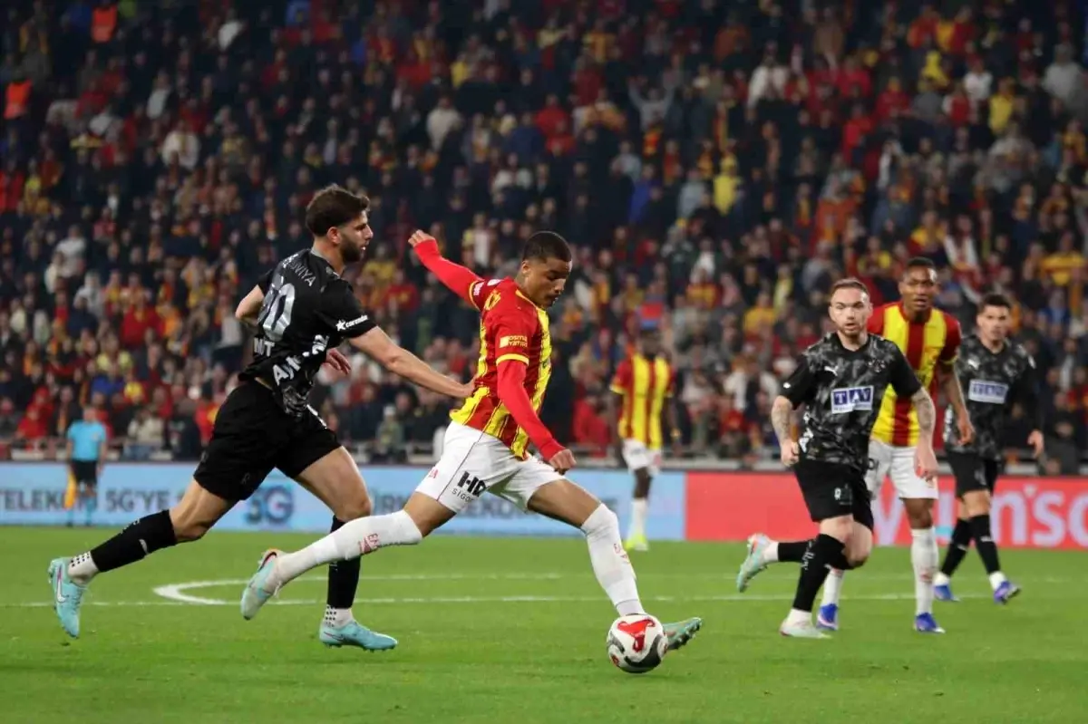 Göztepe ve Alanyaspor 2-2'lik Çekişmeli Maçta Dengeyi Korudu