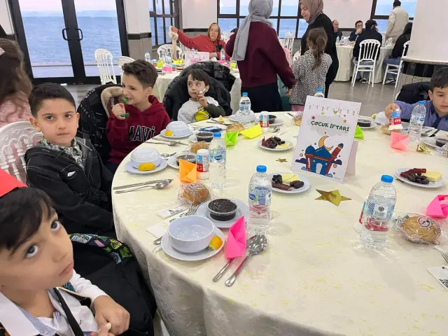 Öğrencilerle iftar sofrası