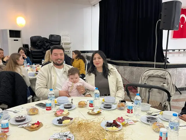 Merih Demiral ve öğrenciler