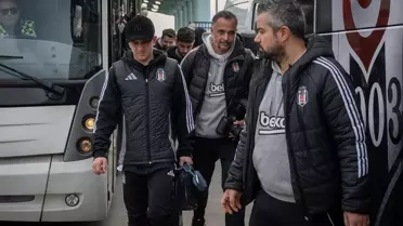 Beşiktaş oyuncuları sahada antrenman yapıyor
