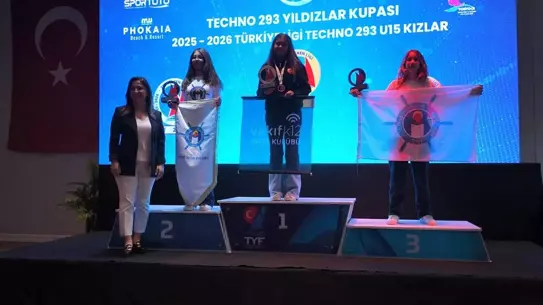 Foça’da şampiyona sırasında yelkenli tekneler