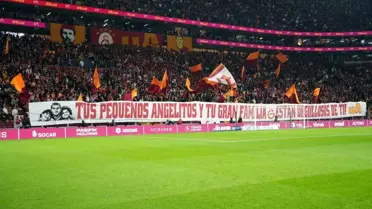 Stadyumda gösterilen Torreira destek pankartı