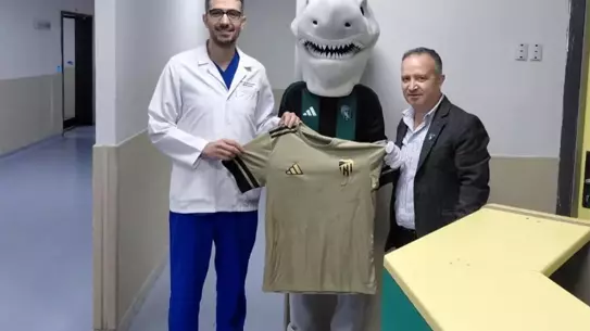 Kocaelispor'un doktorlara hediye ettiği imzalı forma