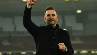 Okan Buruk antrenmanda taktik çizim yapıyor