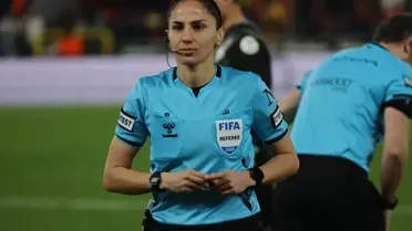 Maçta düdük çalan kadın hakem