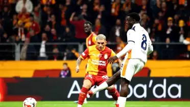 Maç sırasında Galatasaray ve Başakşehir oyuncularının mücadele anı