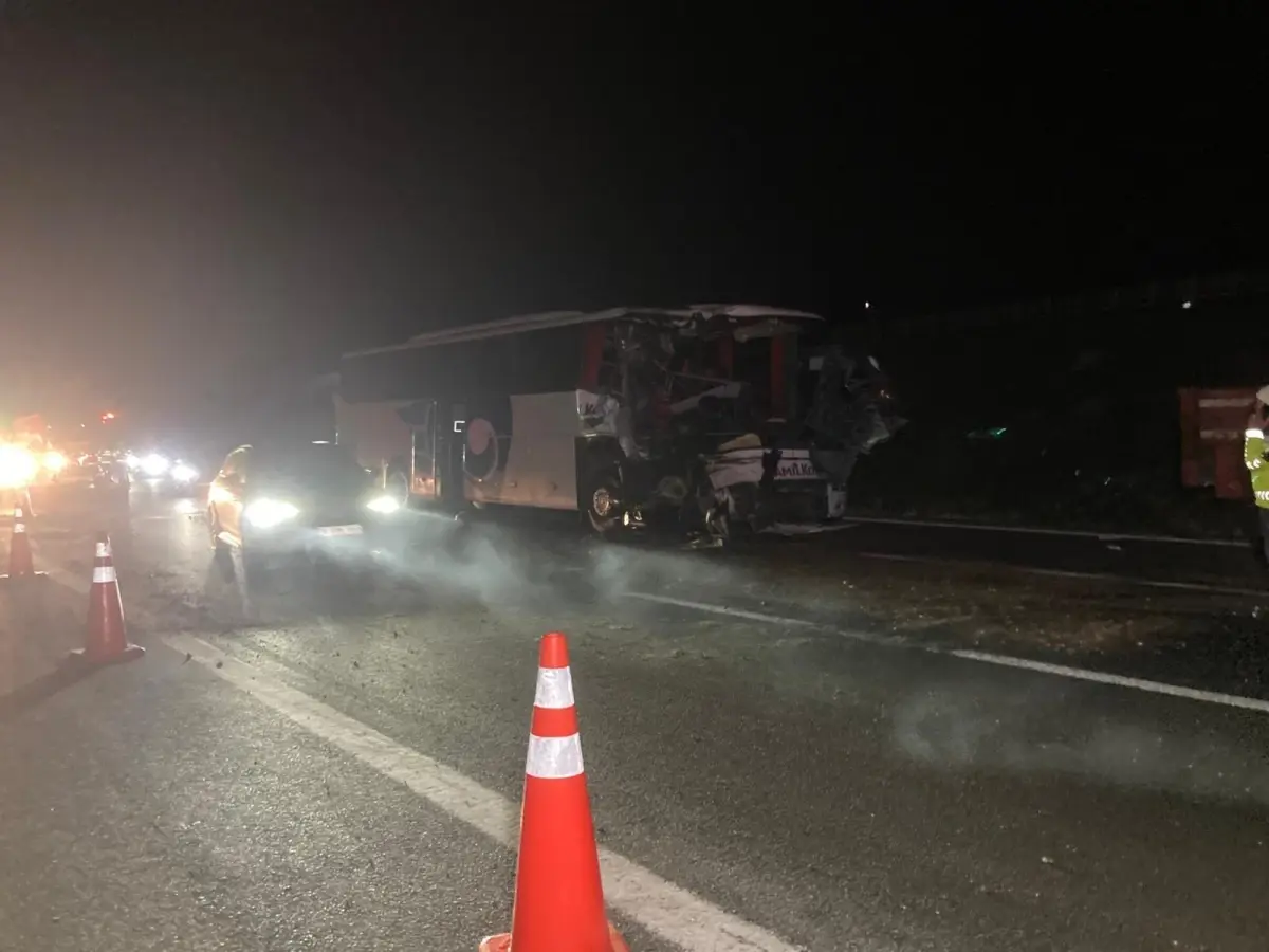 Ankara Kahramankazan’da Otobüs TIR’a Çarptı: 1 Ölü, 15 Yaralı