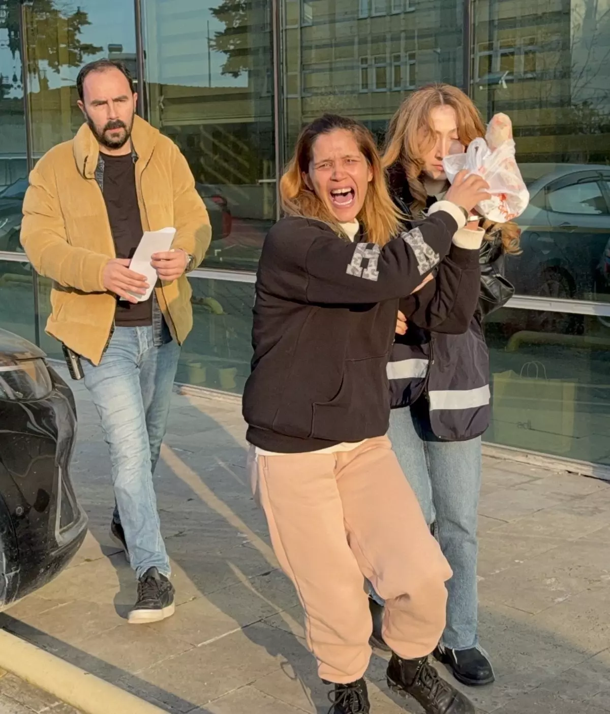 Samsun’da 60 yıllık hapis cezası olan anne, çocuğuyla birlikte hırsızlık sonrası tutuklanıp gözyaşları içinde cezaevine gönderildi