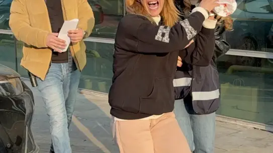 Samsun’da 60 yıllık hapis cezası olan anne, çocuğuyla birlikte hırsızlık sonrası tutuklanıp gözyaşları içinde cezaevine gönderildi