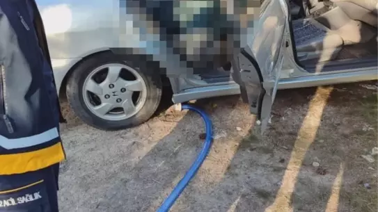 Olay yerindeki park halindeki otomobil