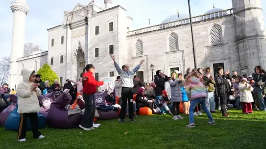 İftar programı sırasında mutlu çocuklar