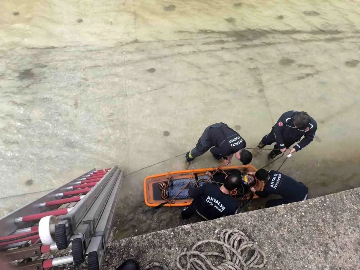 Alanya'da Çaya Düşen Adam Hızlı Müdahale Sonrası Hastaneye Sevk Edildi