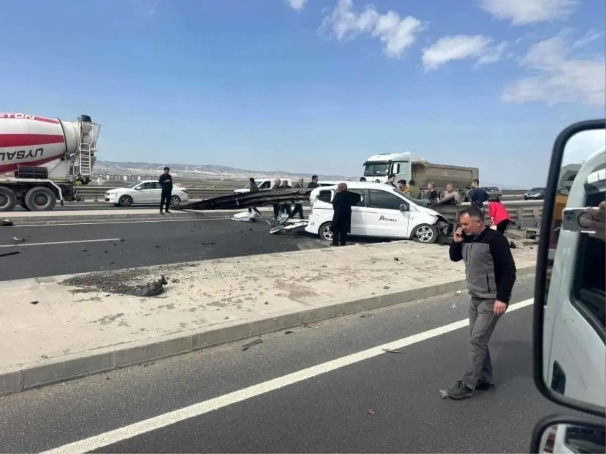 Ankara’da Hafif Ticari Araç Bariyerleri Yıktı, Sürücü Hastaneye Kaldırıldı