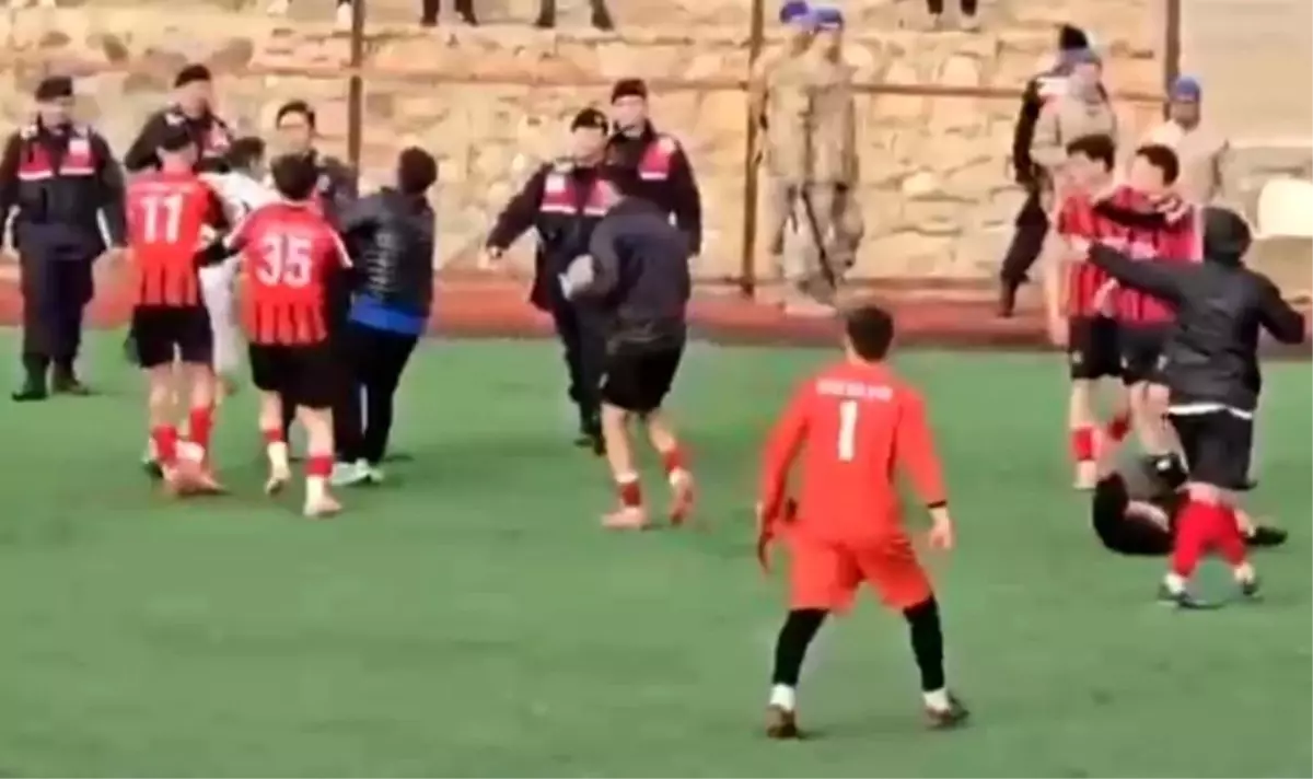 Afyonkarahisar’da Futbol Maçı Saha Kavgasına Dönüştü, Jandarma Müdahalesi
