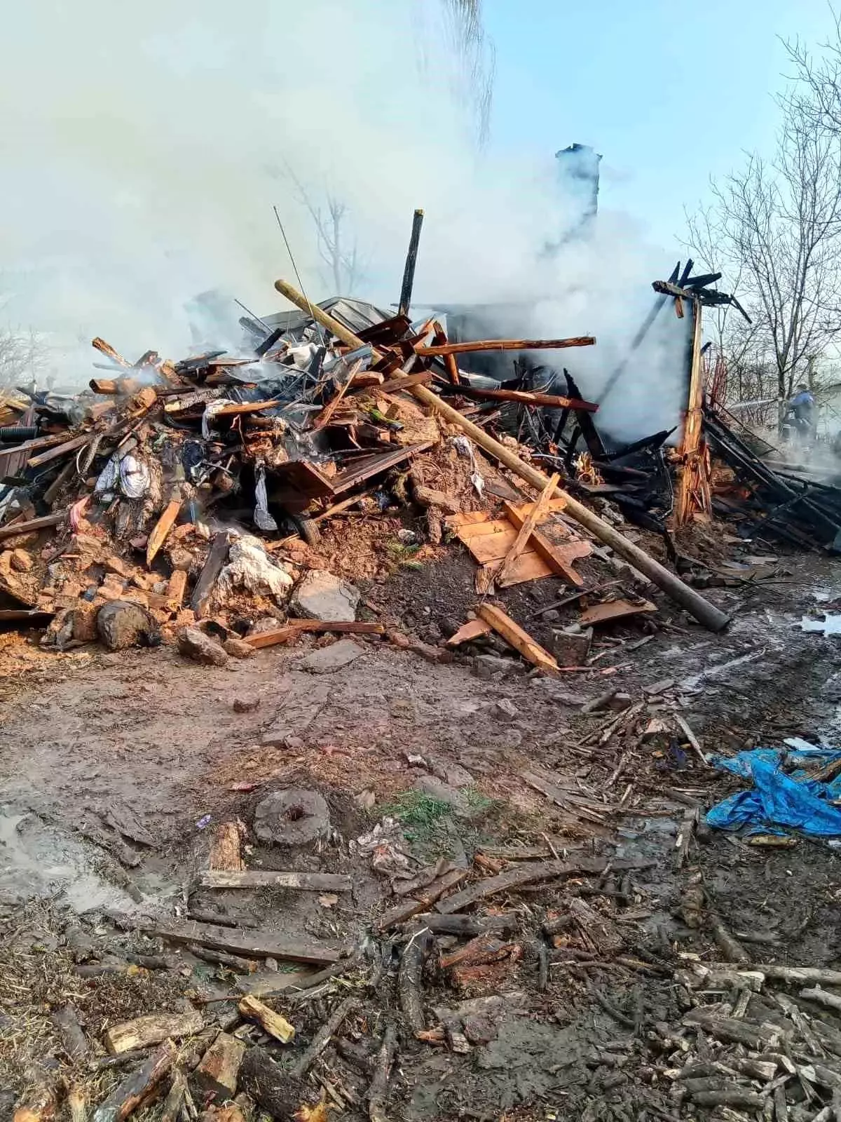 Bolu Göynük’te iki katlı ahşap ev ve ahır yangını kısa sürede kontrol altına alındı