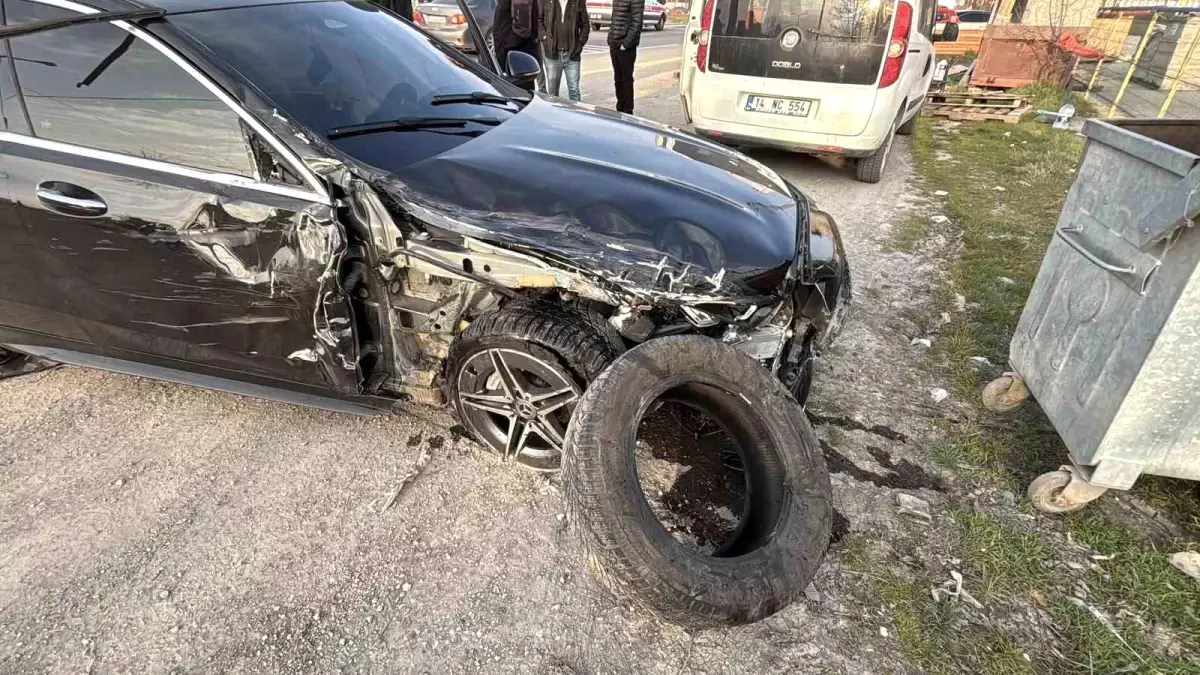 Bolu D-100 Karayolunda Lüks Otomobil ve Çip Çarpıştı: 4 Yaralı