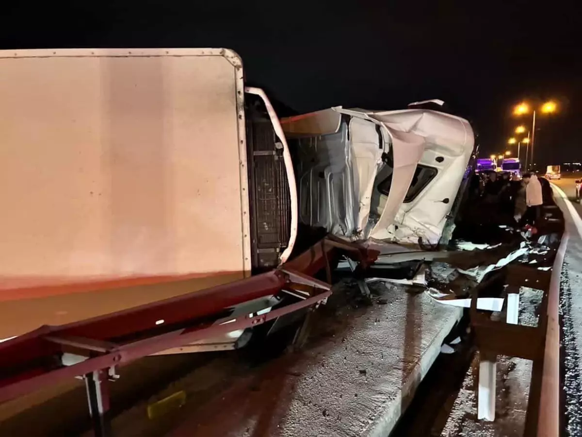 Büyükçekmece'de Tır Devrildi: 10 km Trafik Sıkışıklığı ve Hastaneye Kaldırılan Sürücü