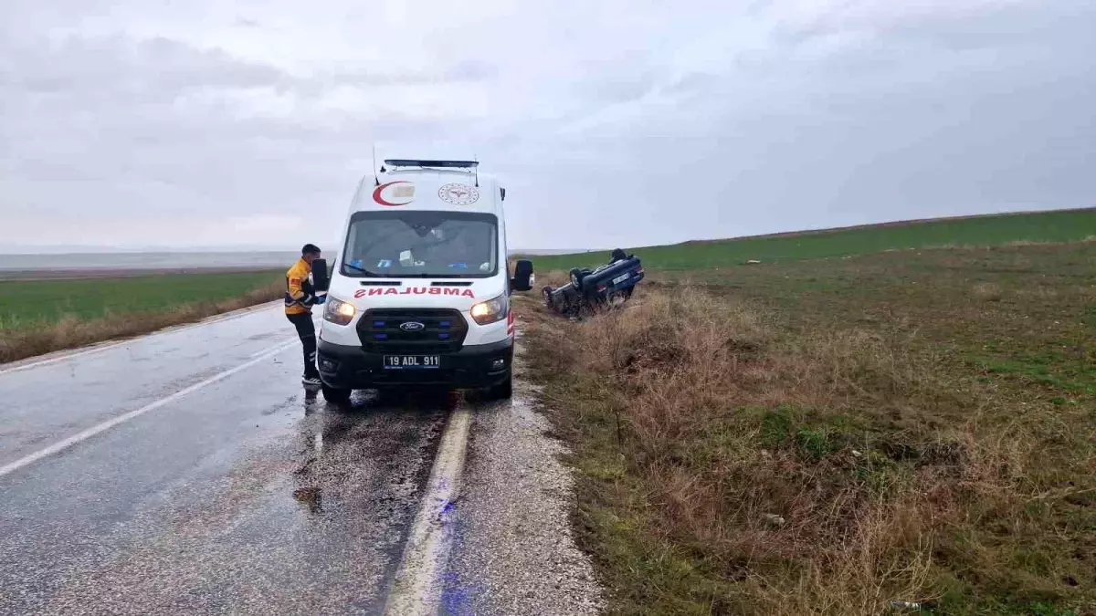 Alaca'da Kaygan Yolda Kontrol Kaybı: 13 Yaşındaki Çocuk Otomobille Şarampole Devrildi