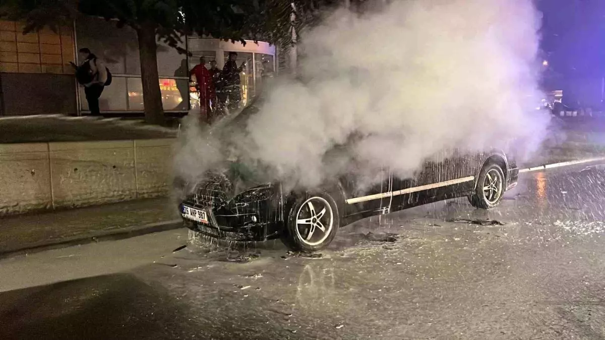 Eskişehir Merkezinde Minibüs Yangını Panik Yarattı, İtfaiye Hızlı Müdahale Etti