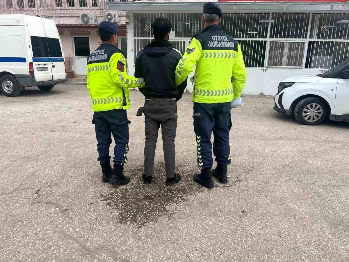 Gaziantep'te Jandarma Göçmen Kaçakçılığı Operasyonu: 11 Kişi ve 3 Organizatör Tutuklandı