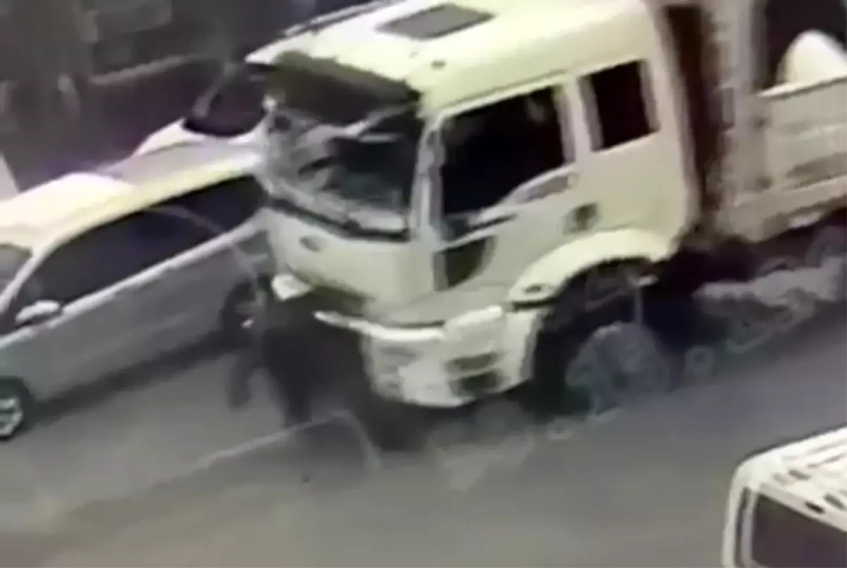 Tatvan’da 80 Yaşındaki Yaya Kamyon Çarpması Sonrası Ağır Yaralı