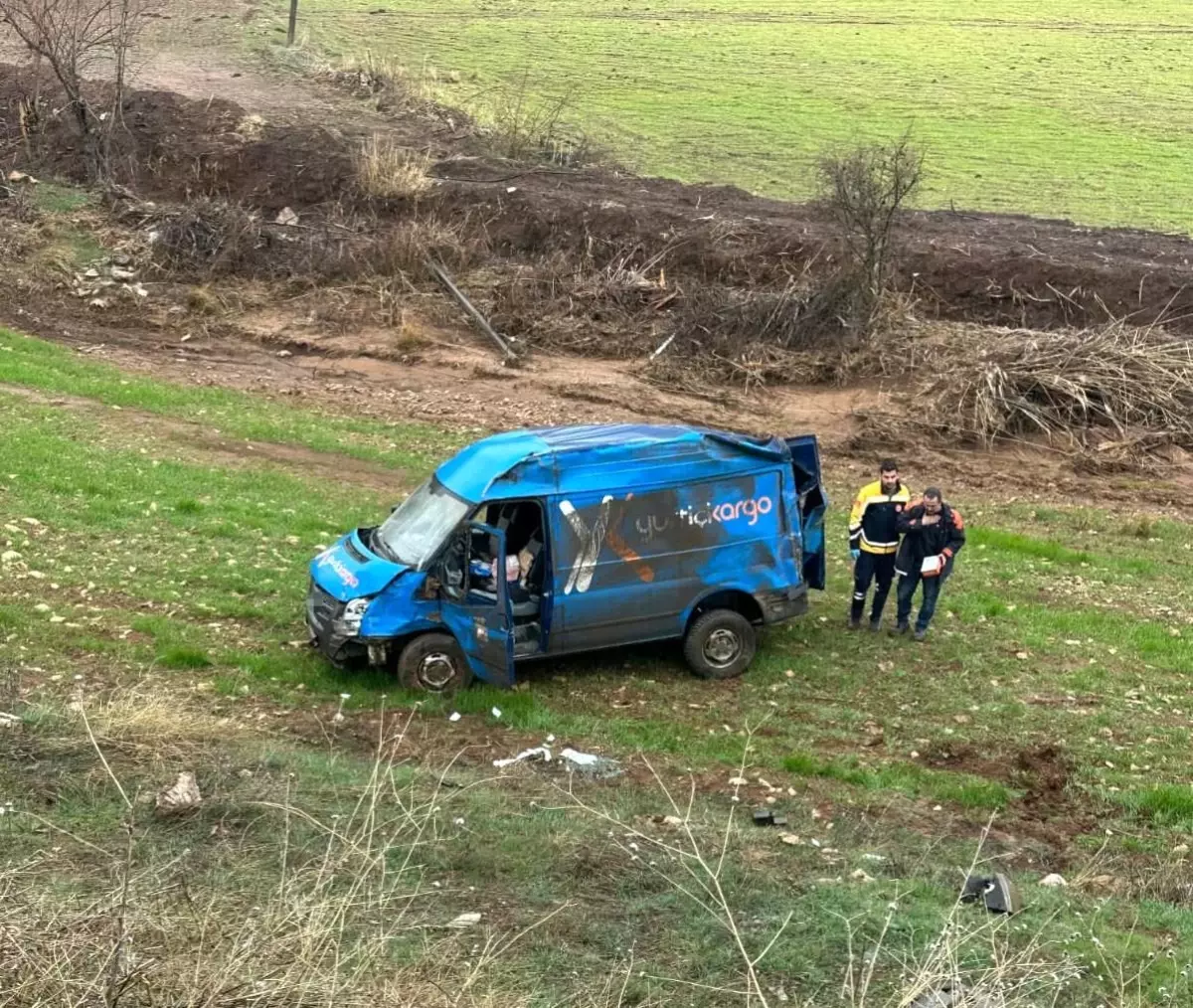 Adıyaman’da Kontrolden Çıkan Kargo Aracı Ters Döndü, 2 Yaralı