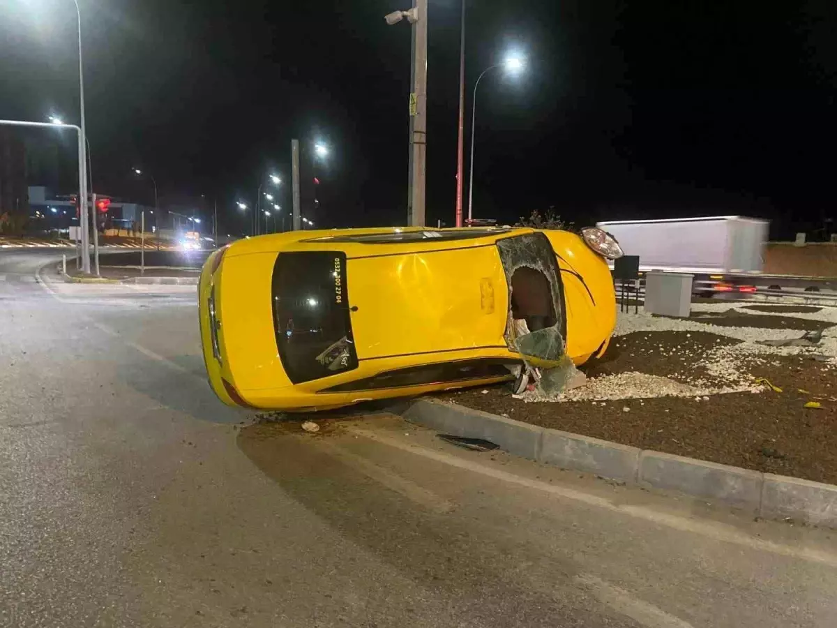 Afyonkarahisar’da Kontrolden Çıkan Taksi Devrildi, Yaralanma Yaşanmadı