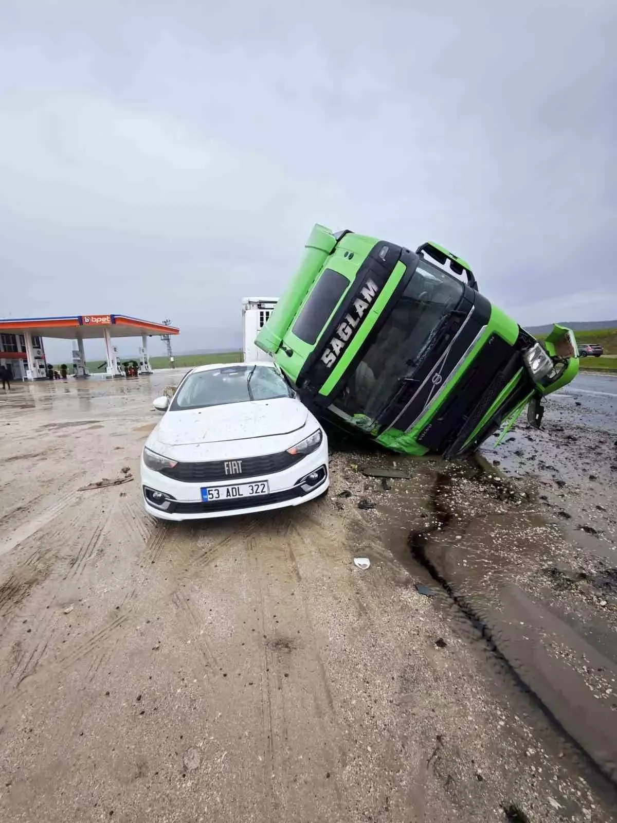 Diyarbakır Kocaköy'de Tır, Otomobilin Üstüne Devrildi: Yaralanma Yok, Maddi Hasar Oluştu